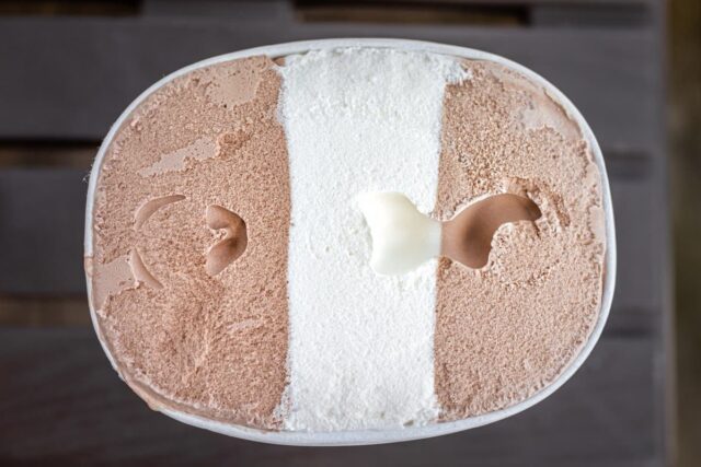 Outra metade confessa que consumiu 'um pouco' do gelato do companheiro, depois que a realidade foi exposta 

