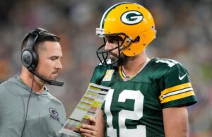 Packers HC deixa claras as sensações ao encontrar Aaron Rodgers Head coach Matt LaFleur of the Green Bay Packers talks to Aaron Rodger