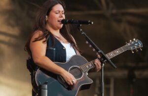 Para a cantora e compositora Gigi Perez, Austin City Boundary foi uma formatura de faculdade Para a cantora e compositora Gigi Perez, Austin City Boundary foi uma formatura de faculdade