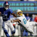 O cornerback Paulson Adebo, que estará enfrentando seu antigo time, The Saints, no domingo, interrompe um passe destinado ao Keandre Lambert-Smith durante a vitória da Semana 4 dos Giants sobre os Chargers.