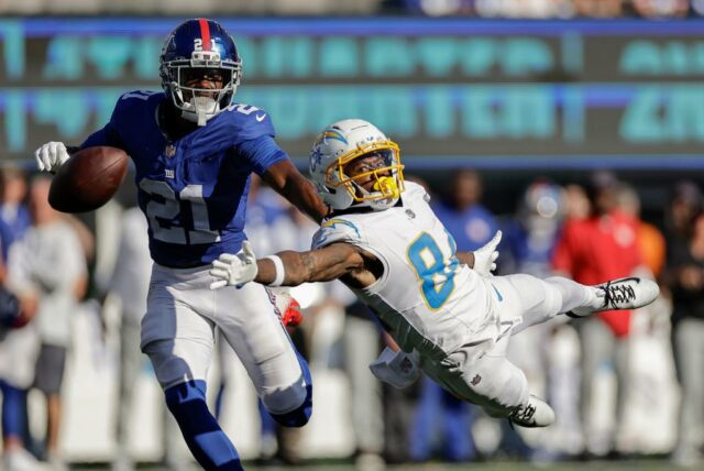 O cornerback Paulson Adebo, que estará enfrentando seu antigo time, The Saints, no domingo, interrompe um passe destinado ao Keandre Lambert-Smith durante a vitória da Semana 4 dos Giants sobre os Chargers.