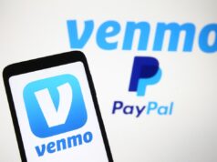 Venmo lança programa de recompensas em dinheiro de volta para cartões de débito Venmo logo, a mobile payment service of PayPal is seen displayed on a smartphone and a PC screen.