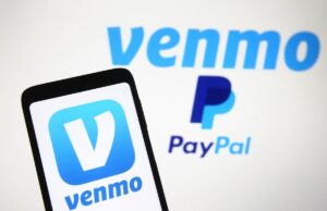 Venmo lança programa de recompensas em dinheiro de volta para cartões de débito Venmo logo, a mobile payment service of PayPal is seen displayed on a smartphone and a PC screen.