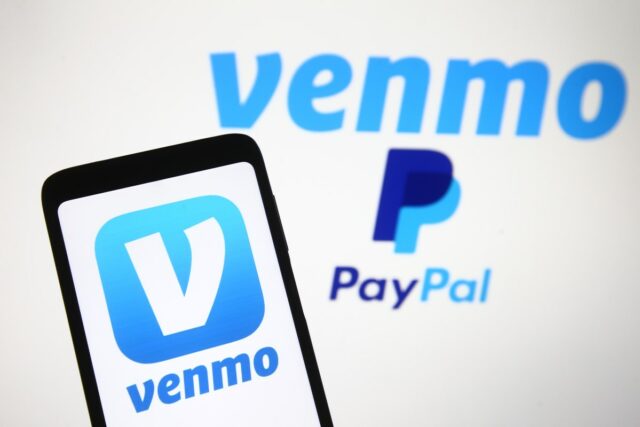 PayPal acompanha OpenAI para permitir que os clientes gastem em Venmo logo, a mobile payment service of PayPal is seen displayed on a smartphone and a PC screen.