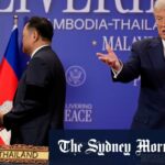 O presidente dos EUA, Donald Trump, fala com Anwar Ibrahim, primeiro-ministro da Malásia, após chegar a Kuala Lumpur.