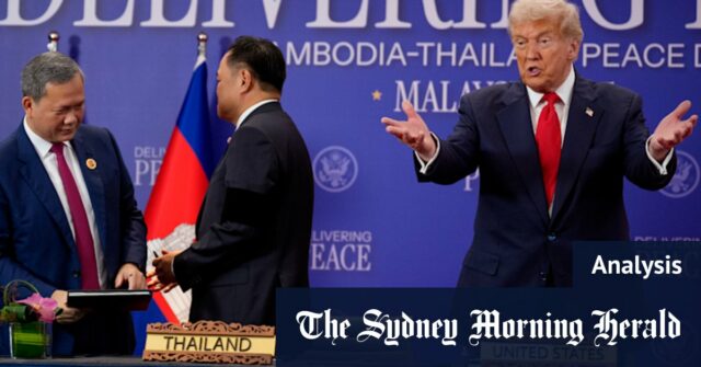 Paz, comércio e auto-felicitação: um breve tour pela relação de O presidente dos EUA, Donald Trump, fala com Anwar Ibrahim, primeiro-ministro da Malásia, após chegar a Kuala Lumpur.