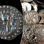 Pescador que procura minhocas para pescar descobre um enorme tesouro medieval em um caldeirão escondido