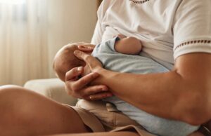 Pesquisadores australianos descobrem uma ligação inovadora entre a amamentação e o combate ao câncer A jovem mãe está amamentando seu bebê recém-nascido.