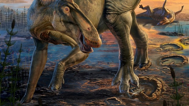 Pesquisadores encontram ‘mamães’ de dinossauros com unguis como um corcel Ilustração colorida de um dinossauro com bico de pato, patas dianteiras com cascos, uma aba vermelha na cabeça e uma crista listrada laranja ao longo das costas, caminhando pela lama