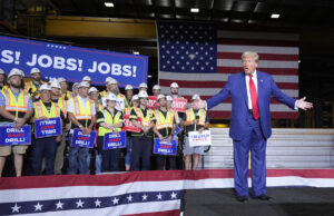 Chocante: a pressão de deportação de Trump não ajudou o mercado de trabalho, afinal Cartoon de Clay Jones