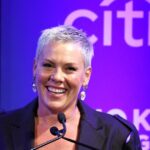 Pink's Boy Jameson, 8, arrasa com cabelo rosa em novas fotos
