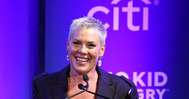 Pink's Boy Jameson, 8, arrasa com cabelo rosa em novas fotos 

