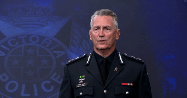 O principal policial de Victoria revelou um plano para reformar a estrutura da força policial em um esforço para conter a crise criminal do estado. O comissário-chefe Mike Bush disse que uma proposta de cinco pontos faria com que a equipe administrativa preenchesse a papelada, em vez de fazer com que os membros passassem quatro a seis horas de seu turno em suas mesas.