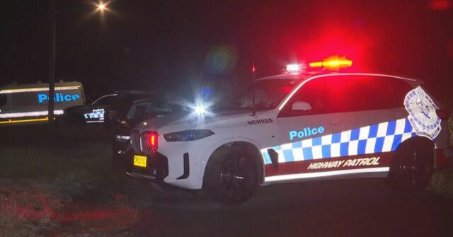 Polícia encontra corpo de mulher após responder a chamada de Carros da polícia da patrulha rodoviária de NSW estacionados em uma estrada à noite.