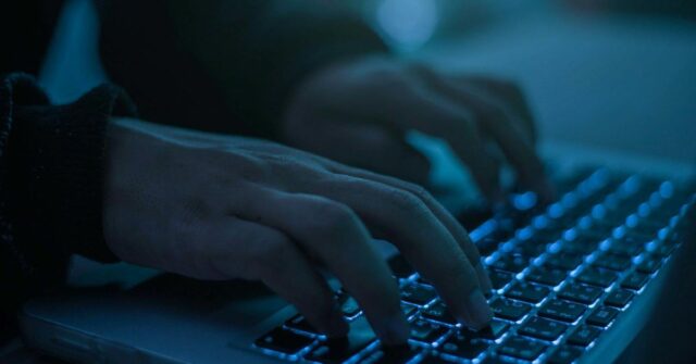 Polícia investiga fotos explícitas e falsas de estudantes do ensino médio

