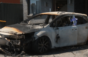Polícia investiga incêndio em carro na garagem enquanto ataque no submundo deu errado Incêndio na casa do Condell Park