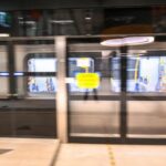 Um trem na estação de metrô Arden Street