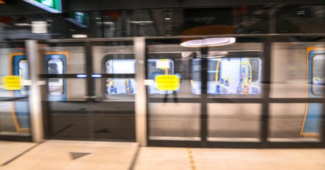 Um trem na estação de metrô Arden Street