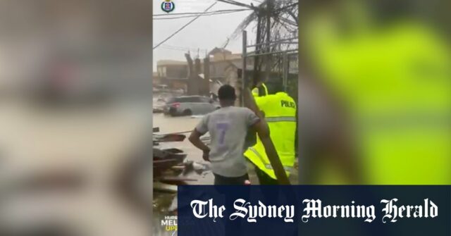 Polícia jamaicana avalia danos causados ​​pelo furacão Melissa

