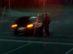 Polícia revela imagens impressionantes de quase acidente em Victoria Carro pedestre de Mornington perto da senhorita Victoria