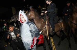Policiais declaram ‘instalação ilegal’ na objeção do centro de Los Angeles, utilizam gás lacrimogêneo para espalhar grupos Yahoo news home