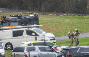 Policiais na Austrália confiscarem armas de muitos proprietários que prendem vistas que negam a autoridade do governo federal Yahoo news home