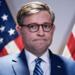 O voluntário Joel Hernandez ajuda a carregar um veículo durante uma distribuição de alimentos visando famílias de funcionários federais afetadas pela paralisação federal, bem como beneficiários do SNAP, segunda-feira, 27 de outubro de 2025, em San Antonio. (Foto AP/Eric Gay)