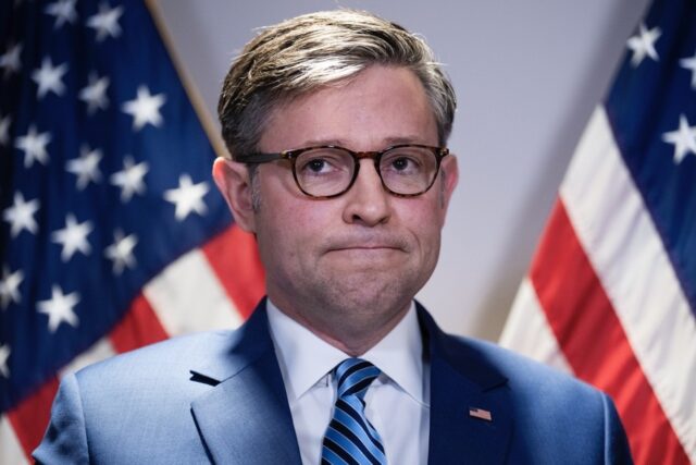 Policiais presidentes da Câmara vão matar os pobres de fome O voluntário Joel Hernandez ajuda a carregar um veículo durante uma distribuição de alimentos visando famílias de funcionários federais afetadas pela paralisação federal, bem como beneficiários do SNAP, segunda-feira, 27 de outubro de 2025, em San Antonio. (Foto AP/Eric Gay)