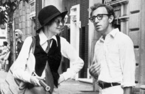 Por dentro do relacionamento de Diane Keaton com Woody Allen: ‘Annie Hall’ e mais GettyImages-155196118 Bette Midler presta homenagem a Diane Keaton.jpg