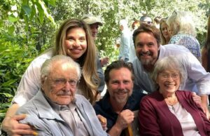 Por dentro do vínculo de 30 anos de William Daniels com seus costars de ‘Kid Fulfills Globe’ GettyImages-454580570 Por dentro do vínculo de 30 anos de William Daniels com o garoto e os membros do elenco mundial