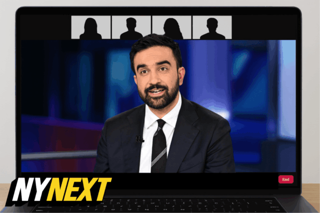 Zohran Mamdani no pódio com Kathy Hochul atrás dele. 