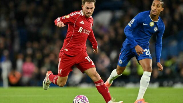 Por que Mac Allister está usando boné preto na partida Liverpool x Manchester United? 

