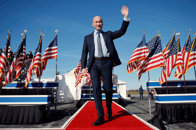 Por que as pessoas pesquisam no Google de Stephen Miller?

