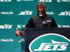 Por que os Jets viajaram para Londres tão cedo antes do jogo internacional contra o Broncos O técnico do New York Jets, Aaron Glenn, fala em um pódio.