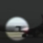 As imagens mostram o momento em que um voo da Jetstar começou a taxiar com a porta de carga aberta.