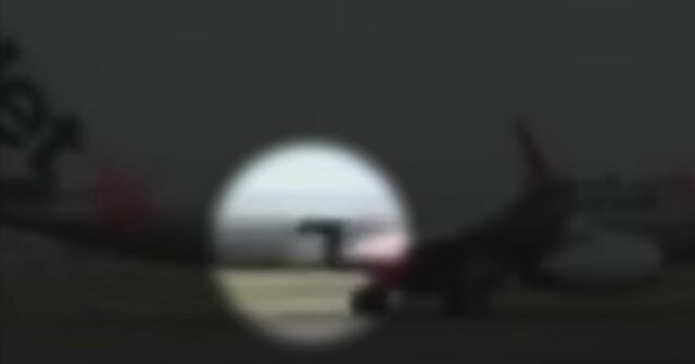 As imagens mostram o momento em que um voo da Jetstar começou a taxiar com a porta de carga aberta.