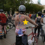Portland: Centenas de ciclistas nus participam de protesto fora das instalações do ICE