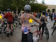 Portland: Centenas de ciclistas nus participam de protesto fora das instalações do ICE Portland: Centenas de ciclistas nus participam de protesto fora das instalações do ICE