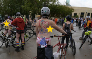 Portland: Centenas de ciclistas nus participam de protesto fora das instalações do ICE Portland: Centenas de ciclistas nus participam de protesto fora das instalações do ICE