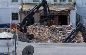 Postagem de Jeff Bezos no blog de Washington protege a demolição ‘agressiva’ da ala leste da residência branca por Trump; Amazon está entre os contribuintes do salão de baile de US$ 300 milhões Postagem de Jeff Bezos no blog de Washington protege a demolição 'agressiva' da ala leste da residência branca por Trump; Amazon está entre os contribuintes do salão de baile de US$ 300 milhões