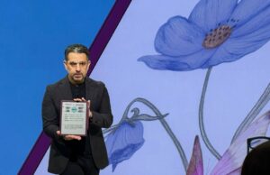 Prática com o Kindle Scribe Coloroft: parece que algo que a Apple certamente teria criado Kindle Scribe Coloroft apoiado com estojo dobrável