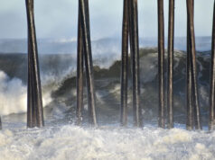 Prefeito de Sea City alerta para apoio à influência de Nor’easter comparável à supertempestade Sandy Fortes rajadas de vento de uma tempestade causam ondas enormes que atingem a praia vazia perto da enseada e cais de Ocean City na quarta-feira, 10 de janeiro de 2024.