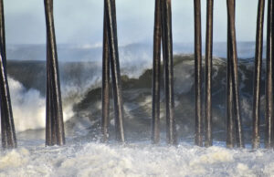 Prefeito de Sea City alerta para apoio à influência de Nor’easter comparável à supertempestade Sandy Fortes rajadas de vento de uma tempestade causam ondas enormes que atingem a praia vazia perto da enseada e cais de Ocean City na quarta-feira, 10 de janeiro de 2024.