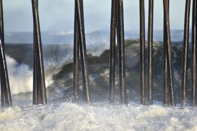 Fortes rajadas de vento de uma tempestade causam ondas enormes que atingem a praia vazia perto da enseada e cais de Ocean City na quarta-feira, 10 de janeiro de 2024.