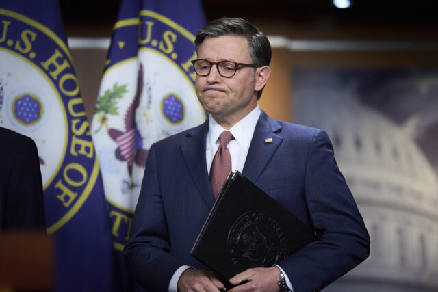Começam as obras de demolição de parte da Ala Leste da Casa Branca, segunda-feira, 20 de outubro de 2025, em Washington, antes da construção de um novo salão de baile. (Foto AP/Evan Vucci)
