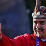 O presidente Nicolás Maduro da Venezuela cumprimenta seus apoiadores durante uma manifestação para comemorar o Dia da Resistência Indígena em 12 de outubro de 2025 em Caracas, Venezuela.