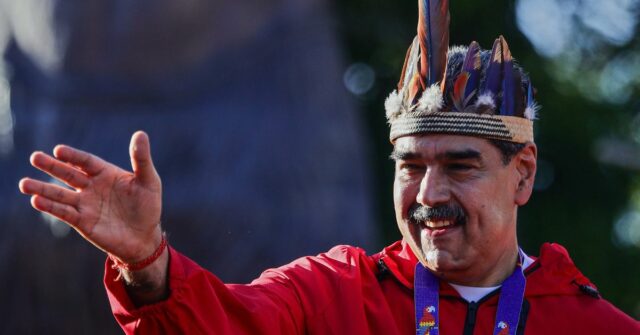 Presidente da Venezuela diz que os EUA estão a fabricar O presidente Nicolás Maduro da Venezuela cumprimenta seus apoiadores durante uma manifestação para comemorar o Dia da Resistência Indígena em 12 de outubro de 2025 em Caracas, Venezuela.