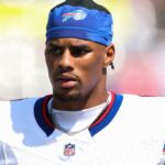 Jogador do New England Patriots (Jones) e jogador do Buffalo Bills pulando para jogar futebol.