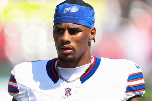 Jogador do New England Patriots (Jones) e jogador do Buffalo Bills pulando para jogar futebol.