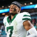 O técnico do New York Jets, Robert Saleh, em campo.